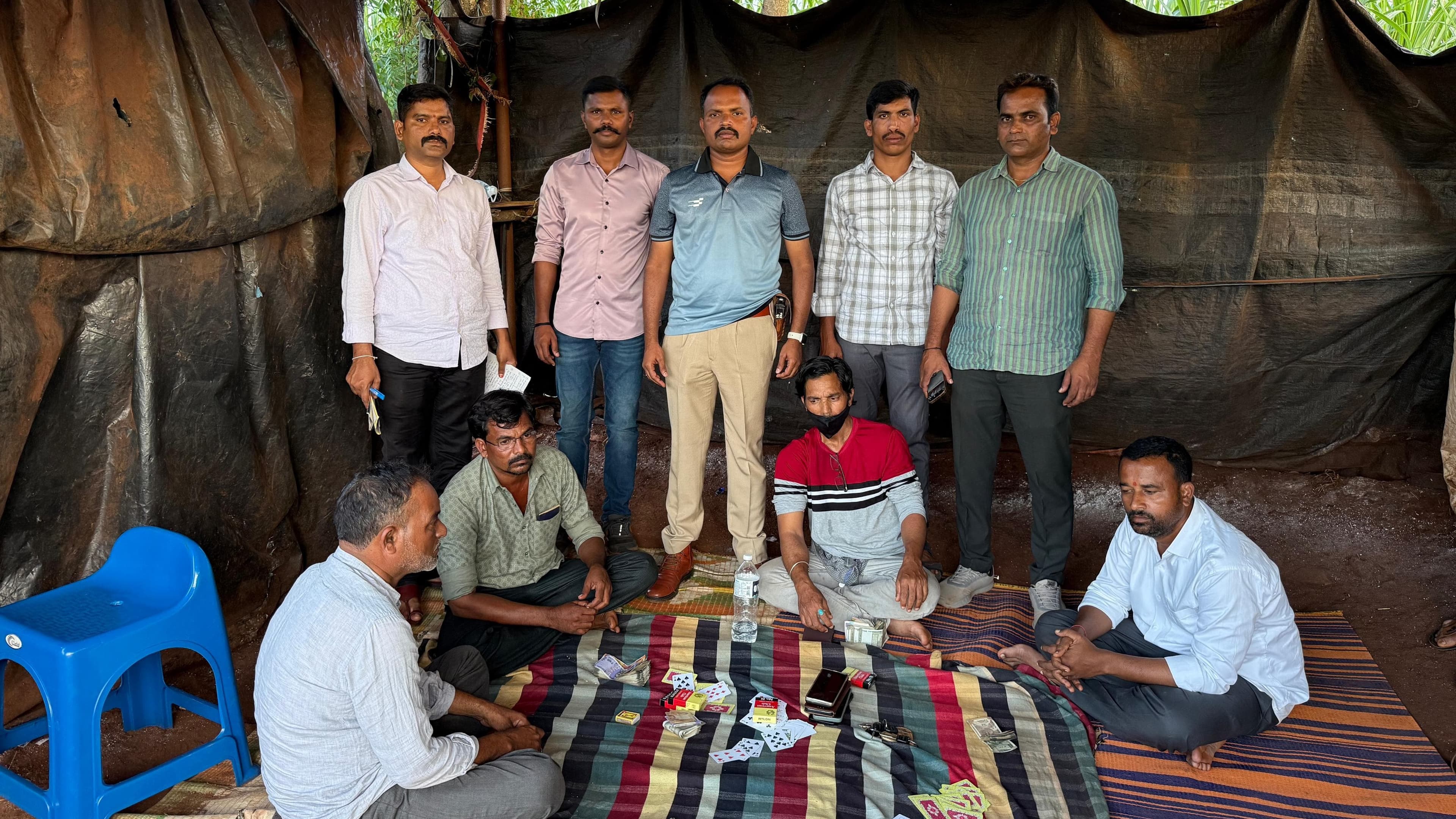 ​మొగుడంపల్లిలో పోలీసుల మెరుపు దాడి!