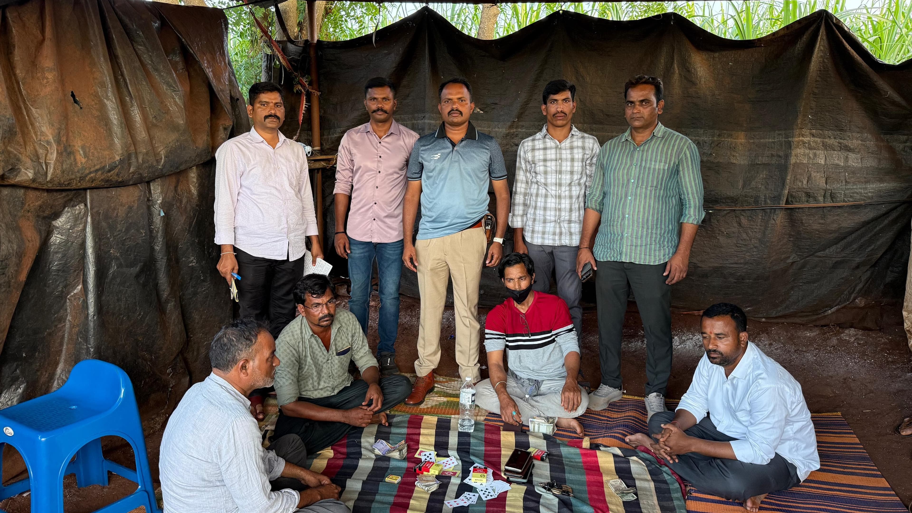 ​మొగుడంపల్లిలో పోలీసుల మెరుపు దాడి!