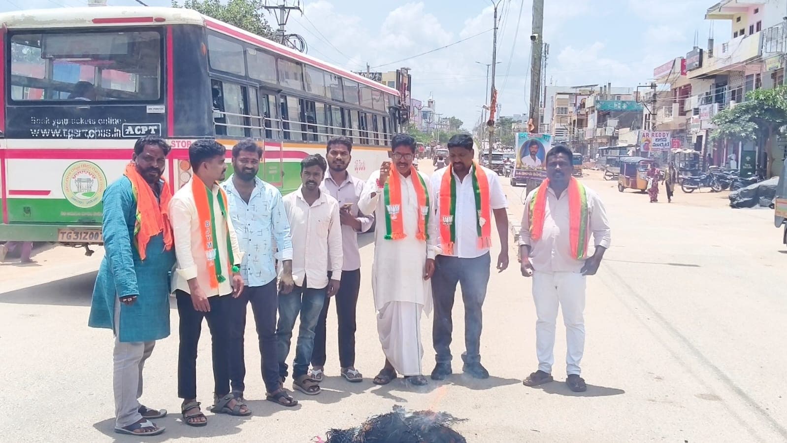 బీజేపీ రాష్ట్ర కార్యాలయంపై కాంగ్రెస్ దాడికి నిరస