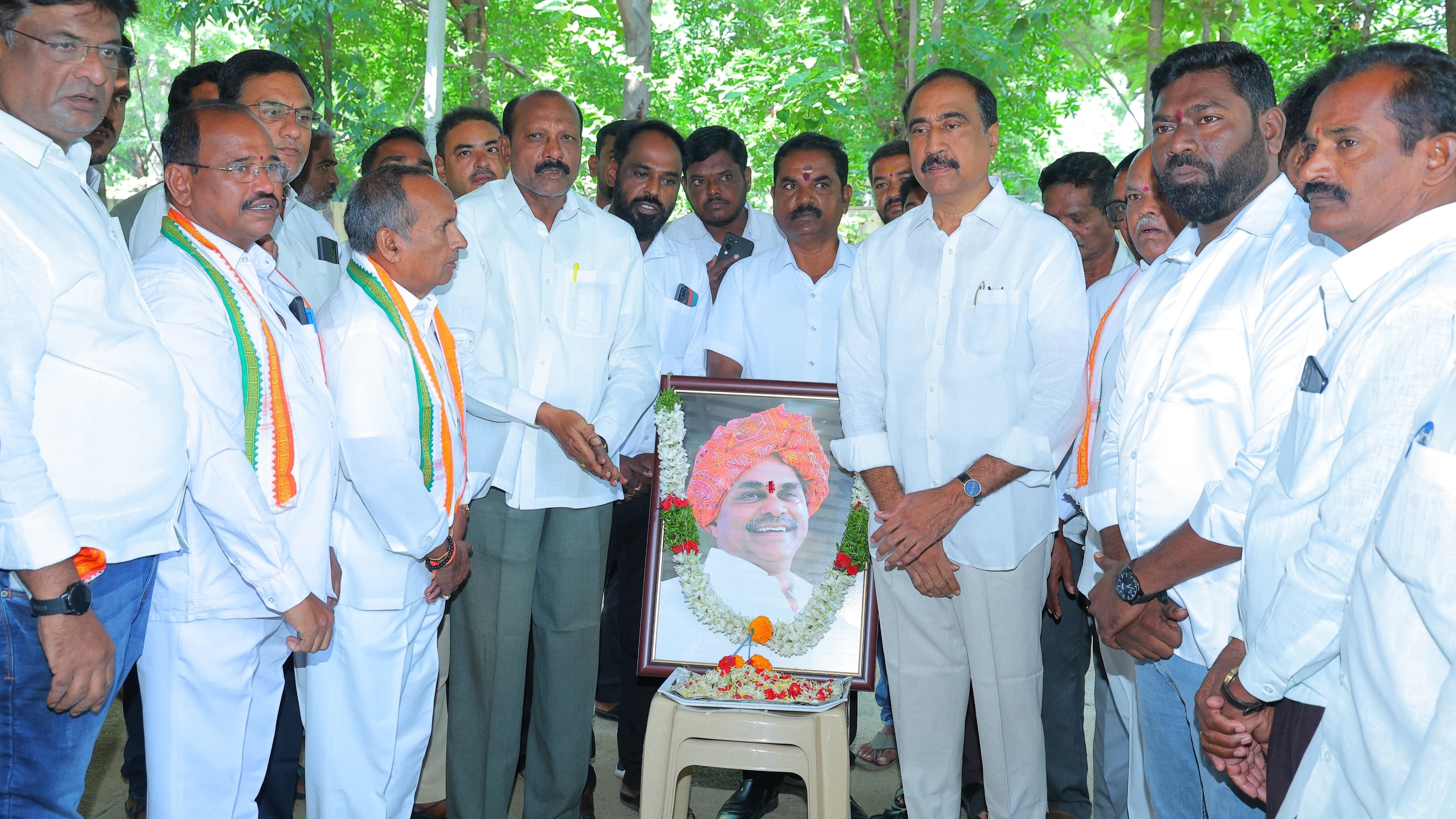 మాజీ ముఖ్యమంత్రి వైయస్ చేపట్టిన ఉచిత  పథకాలు 
