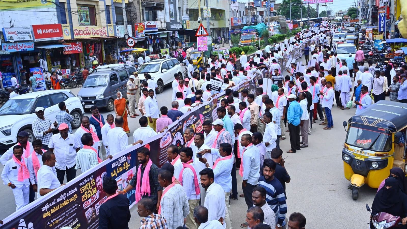 420 అడుగుల హామీల ఫ్లెక్సీతో రోడ్ ప్రదర్శన*..