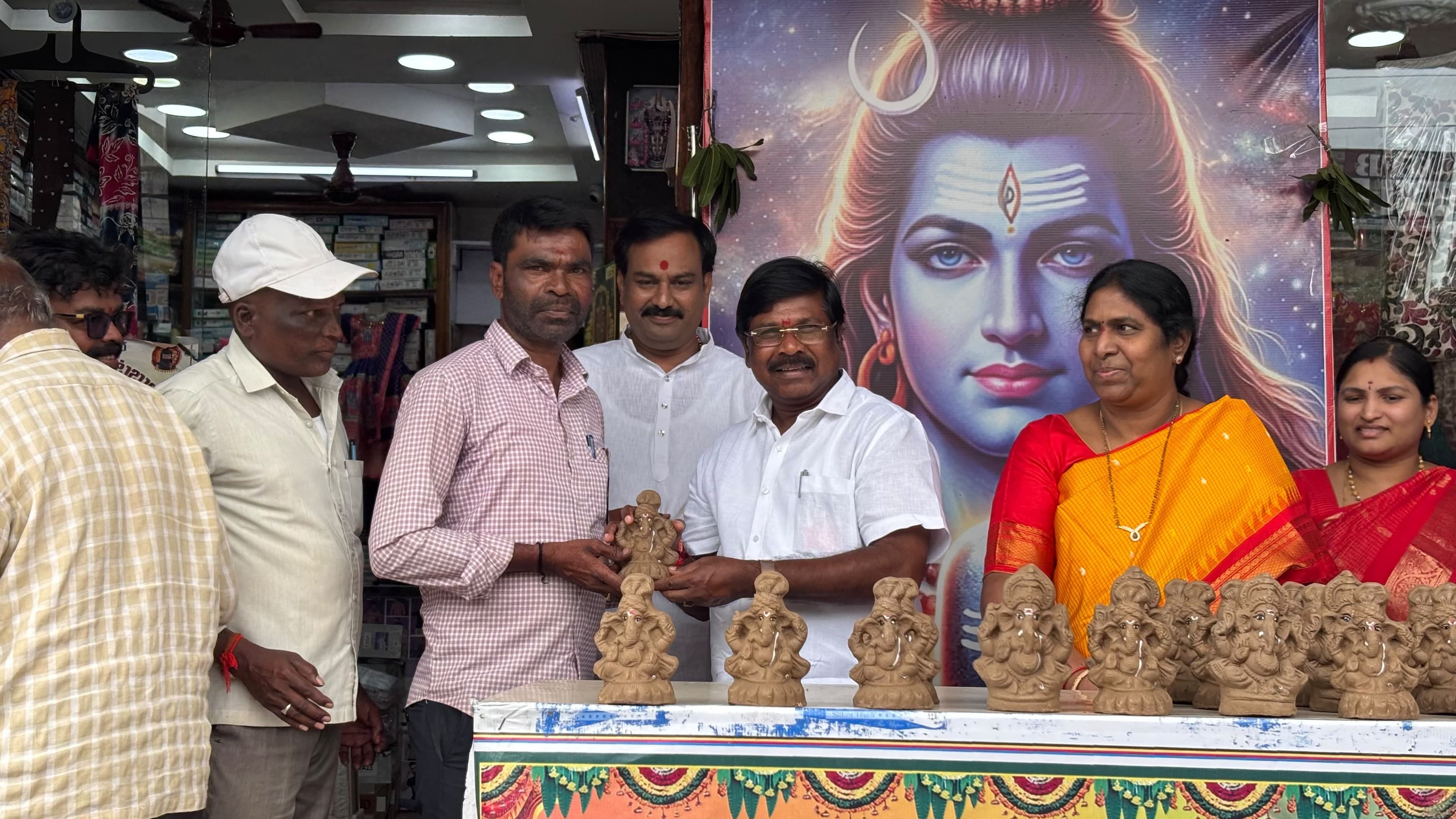 పర్యావరణ పరిరక్షణే లక్ష్యం మట్టి వినాయకులను  పంపిణీ 