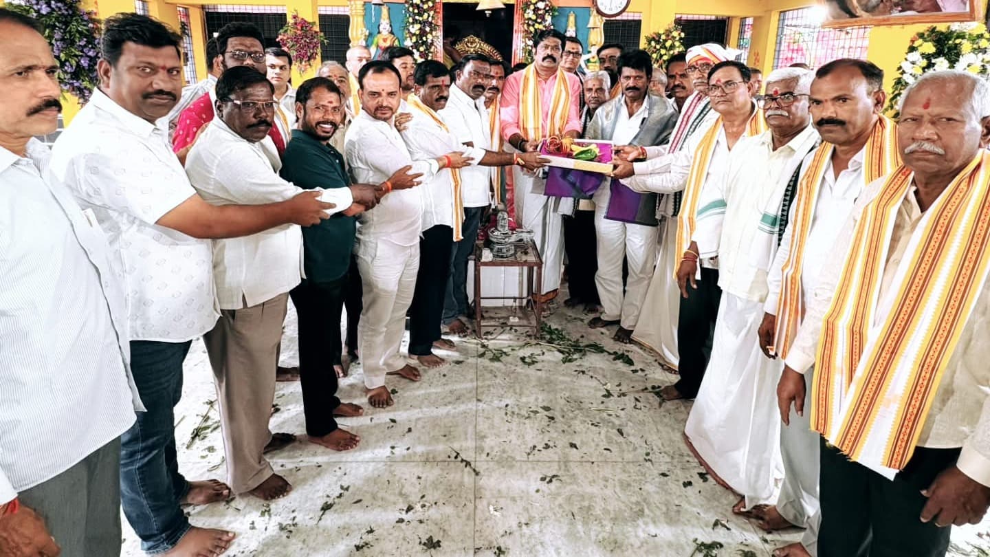 జవహర్ నగర్ ఉజ్జయిని మహంకాళి అమ్మవారికి చీరేసారే