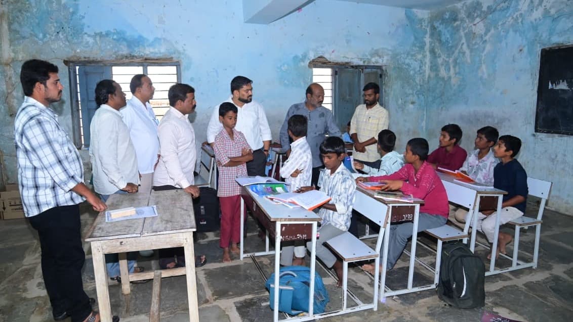 తనిఖీకి వచ్చి, సోషల్ పాఠం చెప్పిన కలెక్టర్!