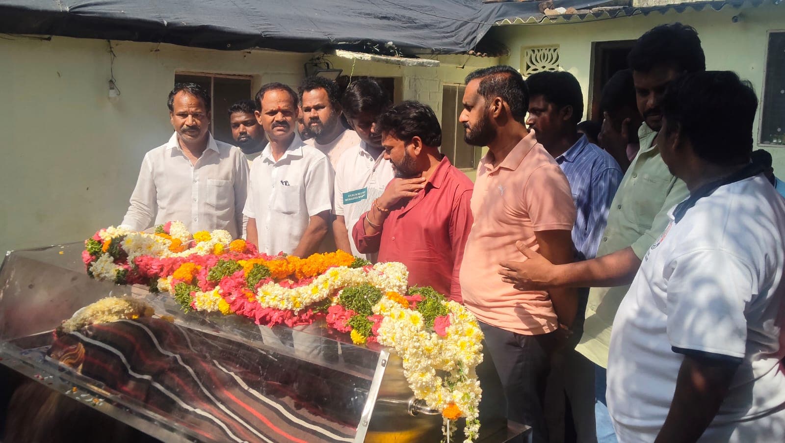 తెలంగాణ ఉద్యమకారుడు పల్లె రవి పార్థివదేహానికి జర్నలిస్టుల నివాళి